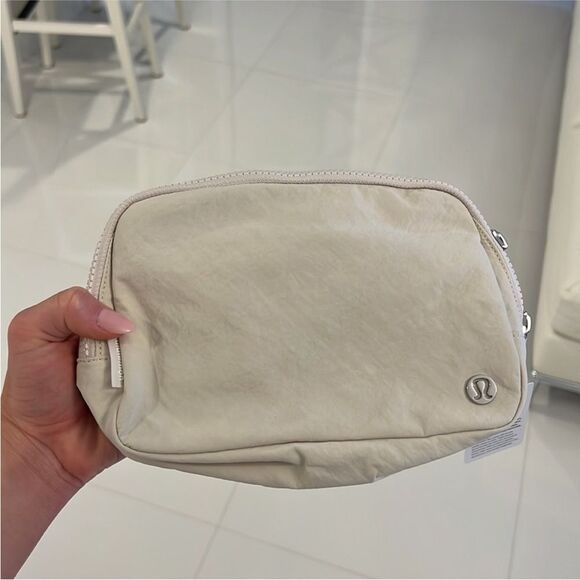 NWT Lululemon Athletica Everywhere Belt Bag Large 2L Opal White Extended Strap - Picture 2 of 9